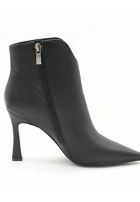 Czarne botki za kostkę z ostro zakończonym noskiem, smukłym wysokim obcasem i detalem w postaci bocznego zamka błyskawicznego. Wykonane z gładkiej skóry, charakteryzują się eleganckim i zdefiniowanym designem.