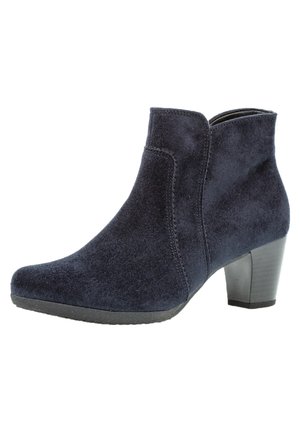 Bottine pour femme en daim bleu marine foncé, avec un petit talon bloc, des détails cousus, une fermeture éclair latérale et un bout en amande.