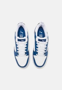Blauwe en witte atleticschoenen met een geperforeerde neuskap, platte veters en een gevoerde schacht. Voorzien van een logo op de tong en de binnenzool.