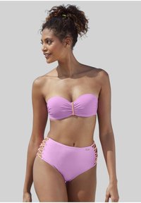Paarse bikini set met een strapless top met een centraal accent en hooggeschoren bottoms met vetersluiting aan de zijkanten in contrasterend perzik.