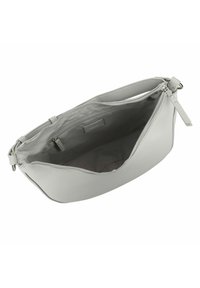 Sac à main en cuir gris avec une texture lisse, une forme courbée, fermeture éclair sur le dessus et une seule bandoulière. L'intérieur dispose d'une poche zippée.