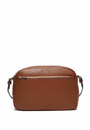 Hnědá kožená kabelka přes rameno se zlatým zipem a nastavitelným popruhem, s logem LIU JO na horní přední straně.