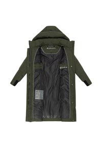 Abrigo largo acolchado en verde oscuro con capucha. El interior presenta un forro negro y múltiples bolsillos, que incluyen las instrucciones de cuidado en una etiqueta.