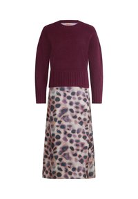 Bordeaux gebreide trui met ribbelrand, gecombineerd met een lange, vloeiende rok met een pastelluipaardprint in paars- en zwarttinten.