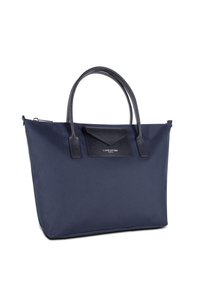 Borsa a spalla in nylon blu navy con dettagli in pelle, due manici superiori e una tasca frontale con patta che presenta il logo del marchio in rilievo. Chiusura con zip nella parte superiore.