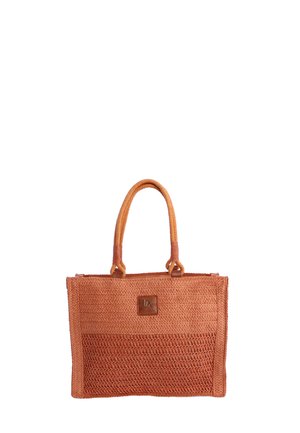 Bolsa tote rectangular tejida en color terracota con dos asas y un pequeño logo de parche de cuero en el centro delantero.