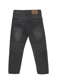 Ciemnoszare dżinsy o regularnym kroju z tylnymi kieszeniami, szlufkami na pasek oraz brązową skórzaną metką marki na pasku.