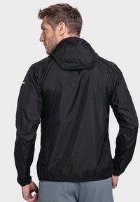 Schwarze, leichte Jacke mit Kapuze, die eine glatte Textur und elastische Bündchen aufweist. Die Rückansicht zeigt ein minimalistisches Design ohne Verzierungen.
