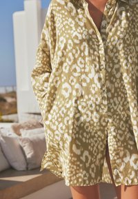 Next COVER-UP REGULAR FIT - Dodaci za plažu - khaki green animal