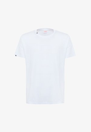 Schlichtes weißes T-Shirt mit kurzen Ärmeln, Rundhalsausschnitt und kleinem Brusttasche, auf weißem Hintergrund präsentiert.