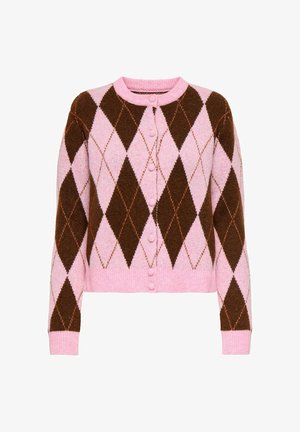 Suéter de punto colorido con base rosa y patrones de diamantes en marrón y rosa claro. Incluye un escote redondo y botones en la parte frontal.