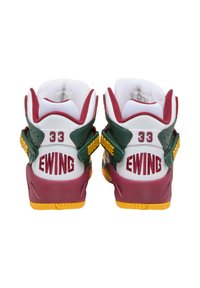 Vysoké tenisky v bílé, vínové a zelené barvě. Mají silný jazyk, polstrovaný límec, výrazné logo "Ewing" a žluté akcenty na podrážce.