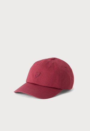 Mørkerød baseballkasket med seks paneler og et lille broderet logo foran, vist mod en ensartet lys baggrund.
