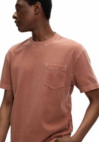 Marks & Spencer PURE GARMENT DYED - Jednoduché tričko - burnt sienna