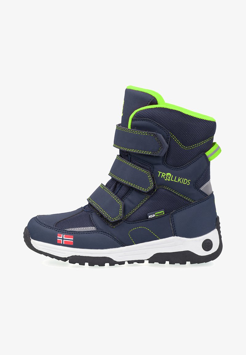 Tamsiai mėlynos vandeniui atsparios botai su žaliais akcentais, turintys tris Velcro dirželius, storą gumos padą ir Norvegijos vėliavos detalę.