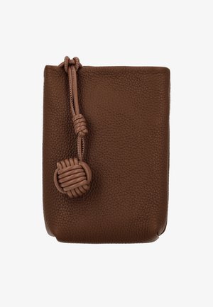 Săculeț maro din piele texturată, cu o închidere cu șnur cusut, având un accent rotund, cu nod din piele, pe un fundal alb.