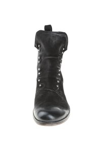 Bottine noire en cuir à la texture lisse. Présente des clous métalliques le long du côté et un bout arrondi. Tige courte et souple.