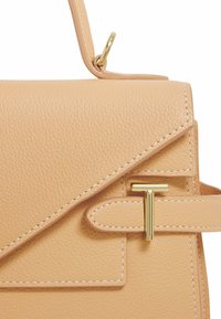 Bolso de mano de cuero melocotón con un diseño estructurado, acentos de hardware dorado y costuras en contraste. Presenta un cierre en forma de T y una correa desmontable.