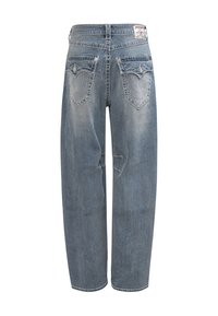 Nieformalnie krojone niebieskie dżinsy, z dwoma tylnymi kieszeniami ozdobionymi przeszyciami oraz metką na pasku. Zdegradowana faktura z lekkimi śladami użytkowania.