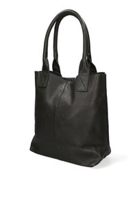 Zwarte leren tote bag met twee handvatten, gestructureerd oppervlak, prominente stiksels en een vierkant lichaam. Kenmerkt zich door een minimalistisch ontwerp zonder hardware accenten.