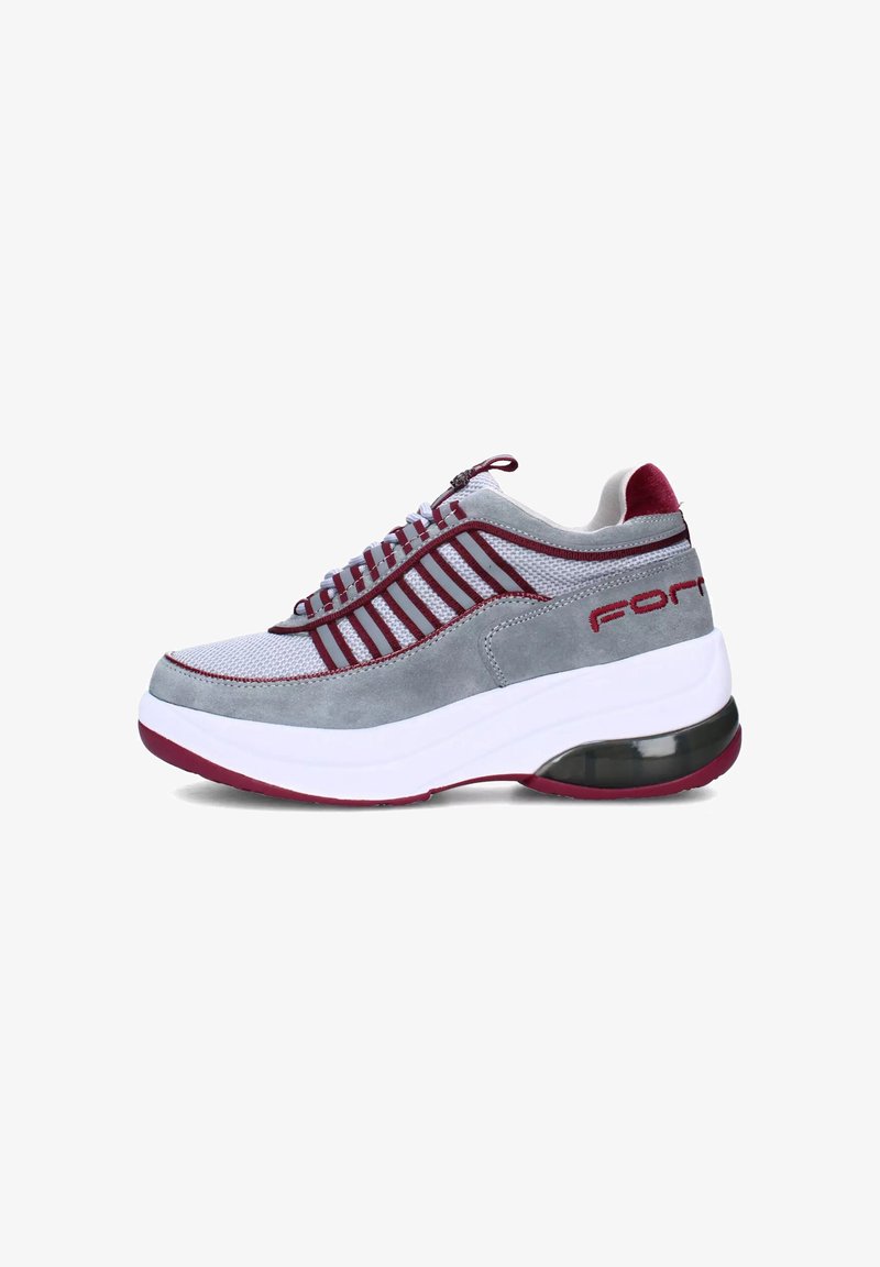 Sneaker in suede e mesh grigio testurizzato con accenti rossi, lacci a motivo, suola bianca spessa e tacco scuro trasparente.