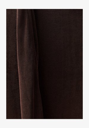 Bruine ribstof met een zachte textuur, voorzien van een gedrapeerd gedeelte dat het vloeiende ontwerp en de warme kleur benadrukt.