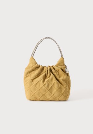 Sac à main matelassé jaune moutarde doux avec une anse chaîne argentée et un détail froncé sur le dessus sur un fond clair uni.