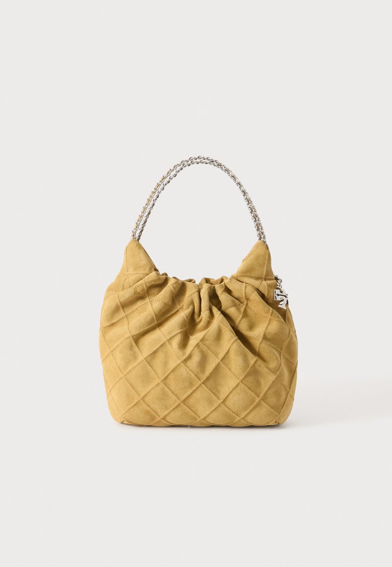 Sac à main matelassé jaune moutarde doux avec une anse chaîne argentée et un détail froncé sur le dessus sur un fond clair uni.