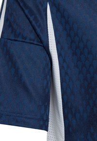 Marineblaues Sportshirt mit strukturiertem Muster und hellblauen Akzenten. Der Stoff umfasst seitliche Mesh-Einsätze für Atmungsaktivität.