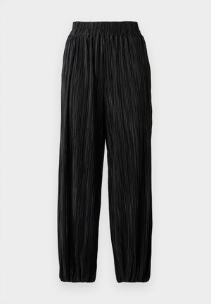 Μαύρο πλισέ παντελόνι με ελαστική μέση, διαθέτοντας άνετη εφαρμογή και στενά τελειώματα στους αστραγάλους, κατασκευασμένο από ελαφρύ, υφασμένο ύφασμα.