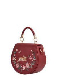 Borsa a tracolla rossa in pelle con forma tondeggiante, caratterizzata da hardware dorato e motivi ricamati di coniglietto e fiori in rosa e verde.