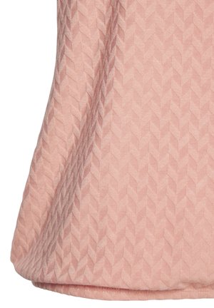 Tissu rose pâle présentant un motif géométrique texturé avec un design zigzag subtil. Le matériau a un aspect doux et tissé.