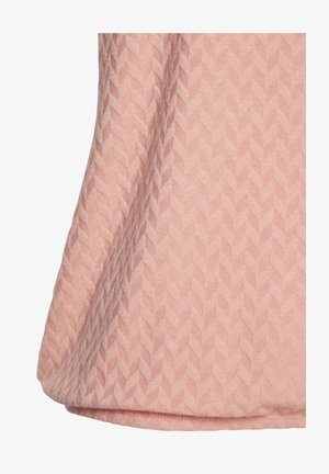 Tessuto rosa chiaro con un motivo geometrico strutturato e un design a zigzag sottile. Il materiale ha un aspetto morbido e tessuto.