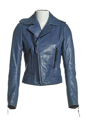 Mørkeblå læder bikerjakke med asymmetrisk frontlynlås og lynlåslommer på en hvid mannequin torso.
