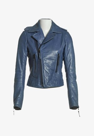 Mørkeblå læder bikerjakke med asymmetrisk frontlynlås og lynlåslommer på en hvid mannequin torso.