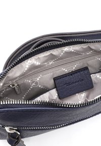 Borsa a tracolla in pelle blu navy con chiusura a zip, dotata di un interno foderato con un motivo decorativo e una piccola tasca con zip.