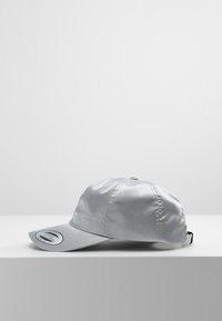 Sølv satin baseball cap med en stiv skygge, justerbar rem bagpå og et rundt logo-patch på frontpanelet.