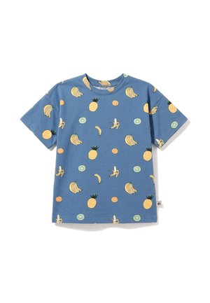 Niebieski t-shirt z krótkim rękawem z wzorem żółtych ananasów, obranych i nieobranych bananów oraz okrągłych pomarańczowych i zielonych plasterków owoców.