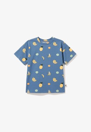 Niebieski t-shirt z krótkim rękawem z wzorem żółtych ananasów, obranych i nieobranych bananów oraz okrągłych pomarańczowych i zielonych plasterków owoców.