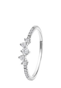 Witte gouden ring met drie opvallende ronde diamanten en kleinere accentstenen langs de band, wat een delicate en elegante uitstraling creëert.