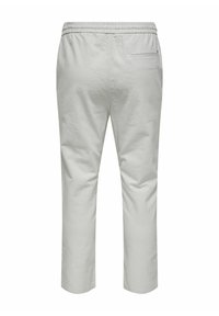 Pantalones de mezcla de algodón de color gris claro, con una cinturilla elástica y un solo bolsillo trasero; de longitud recortada y con una textura suave.