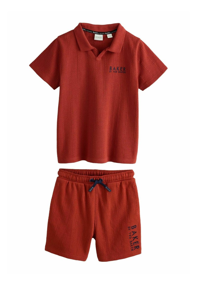 Červené polo tričko s krátkým rukávem a texturovaným vzorem, doplněné o koordinující šortky s elastickým pasem a šňůrkou.