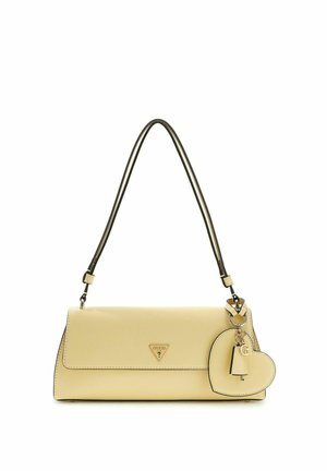 Sac à bandoulière rectangulaire beige avec une longue sangle, logo Guess sur le devant, et porte-clés en forme de cœur avec un charm pendentif.