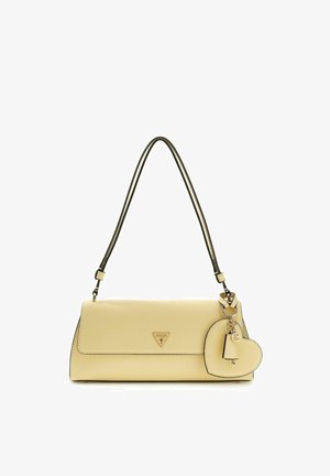 Sac à bandoulière rectangulaire beige avec une longue sangle, logo Guess sur le devant, et porte-clés en forme de cœur avec un charm pendentif.