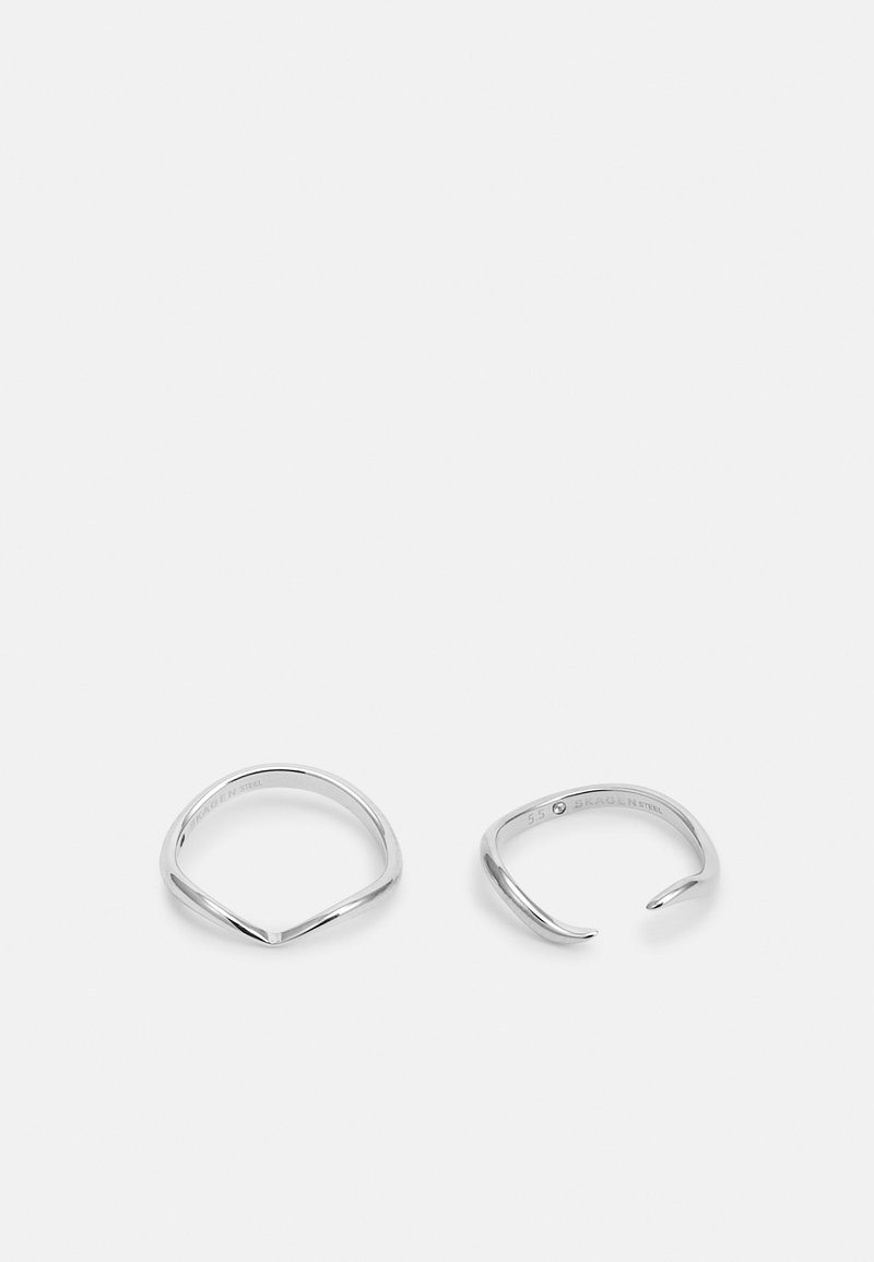 Inele din argint cu design deschis. Unul are o formă în V, în timp ce celălalt are un capăt curbat. Finisaj din metal neted și lustruit.
