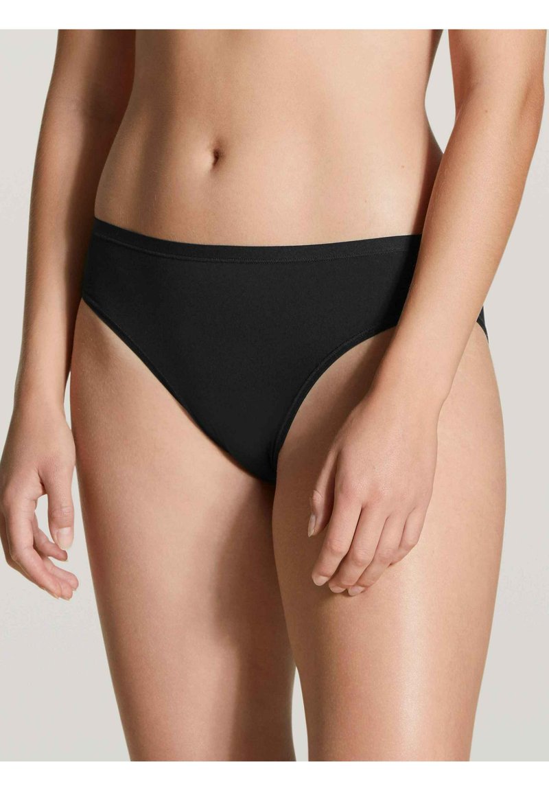 Parte inferiore di bikini nera, realizzata in tessuto morbido, con un design semplice, taglio a vita media e senza decorazioni o motivi visibili.