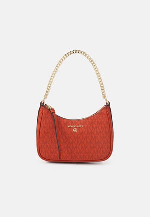 Sac à main Michael Kors rouge avec bandoulière chaîne dorée et motif logo, fermeture éclair et plaque logo dorée à l'avant.