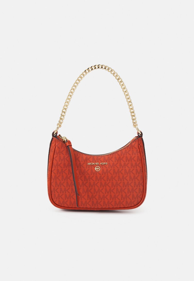 Sac à main Michael Kors rouge avec bandoulière chaîne dorée et motif logo, fermeture éclair et plaque logo dorée à l'avant.
