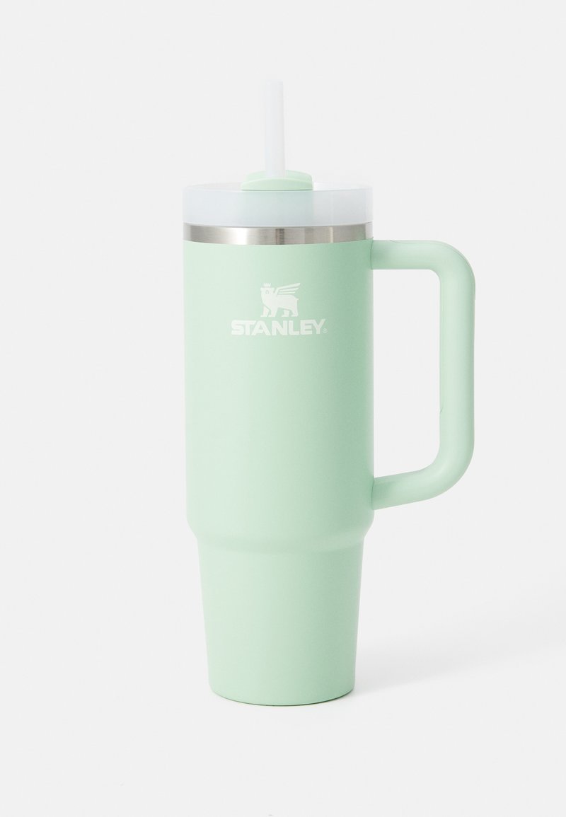 Tazza Stanley di colore verde menta con bordo in acciaio inossidabile, manico largo, base snella e coperchio con straws. Finitura opaca liscia, materiale durevole.