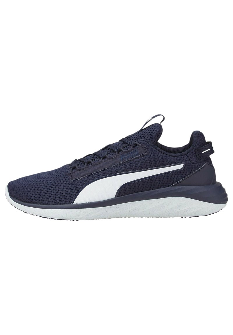 Scarpa sportiva in rete blu navy con marchio bianco, tomaia texturizzata, collo imbottito, chiusura con lacci e suola flessibile grigia chiara.